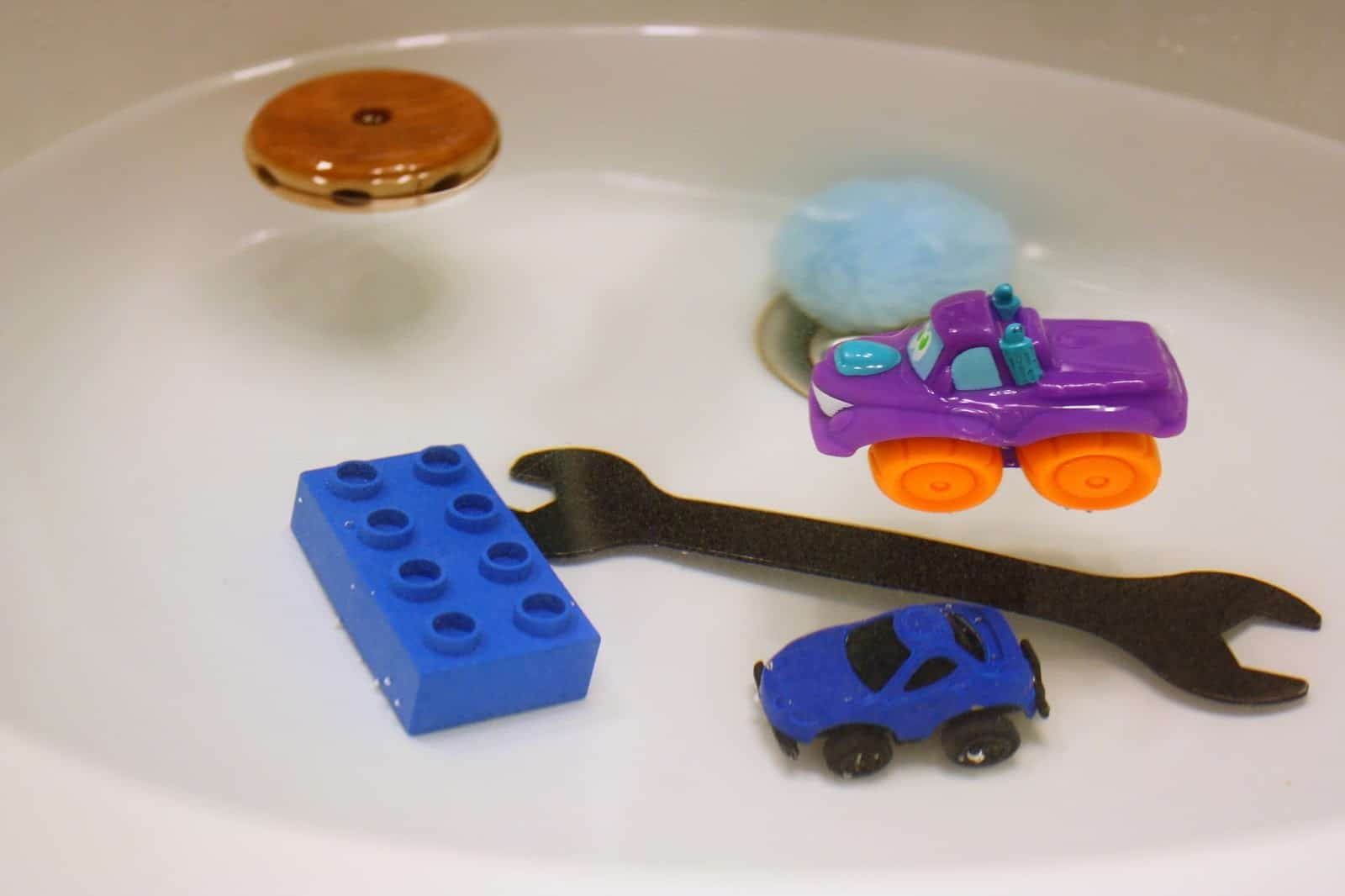 Toddler Science activities: water play sink or float with toys