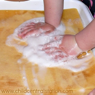 Water Lesson Plan for Toddlers, how to make a bubble tray.