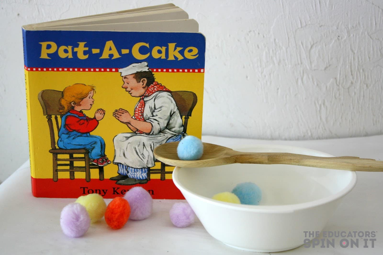Pat-A-Cake Book and activity for babies and toddlers: transferring and fine motor skills #LOVEBOOKS