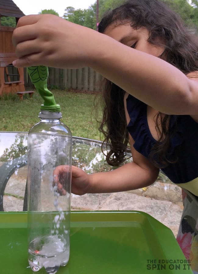 Mixing Vinegar and Baking Soda to make Butterfly Balloon