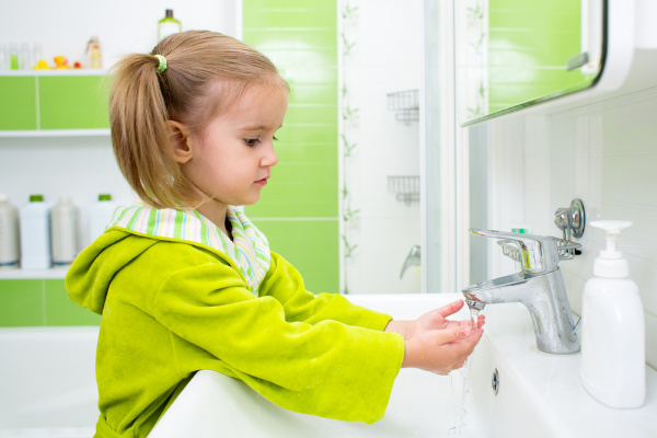 أساسيات النظاافه للطفل : Teaching-child-about-hand-washing